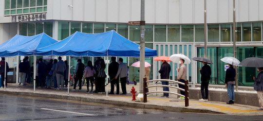 4ㆍ7재보궐선거 사전투표 이틀째인 3일 오후 서울 서초구 반포3동 주민센터에 마련된 사전투표소에서 유권자들이 투표를 위해 줄을 서 있다. [사진=연합뉴스]
